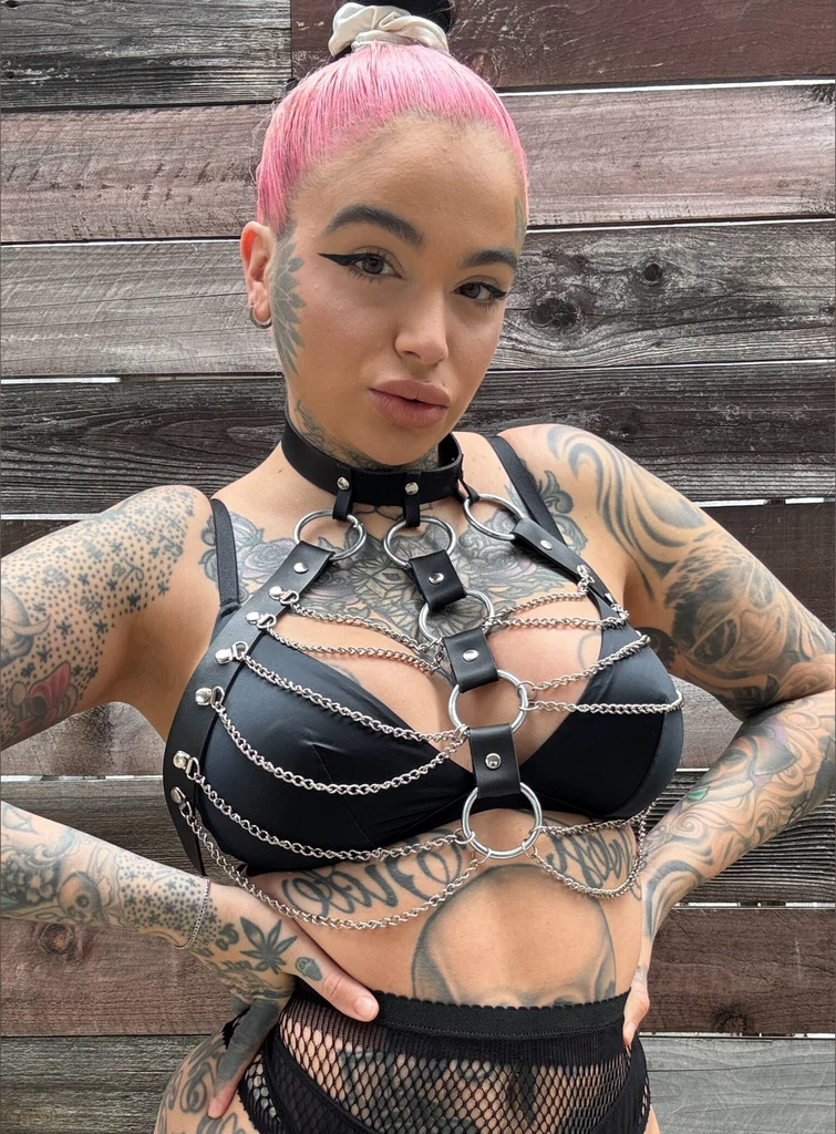 𝐋𝐞𝐢𝐠𝐡 𝐑𝐚𝐯𝐞𝐧 𝐅𝐑𝐄𝐄 𝐏𝐀𝐆𝐄's avatar
