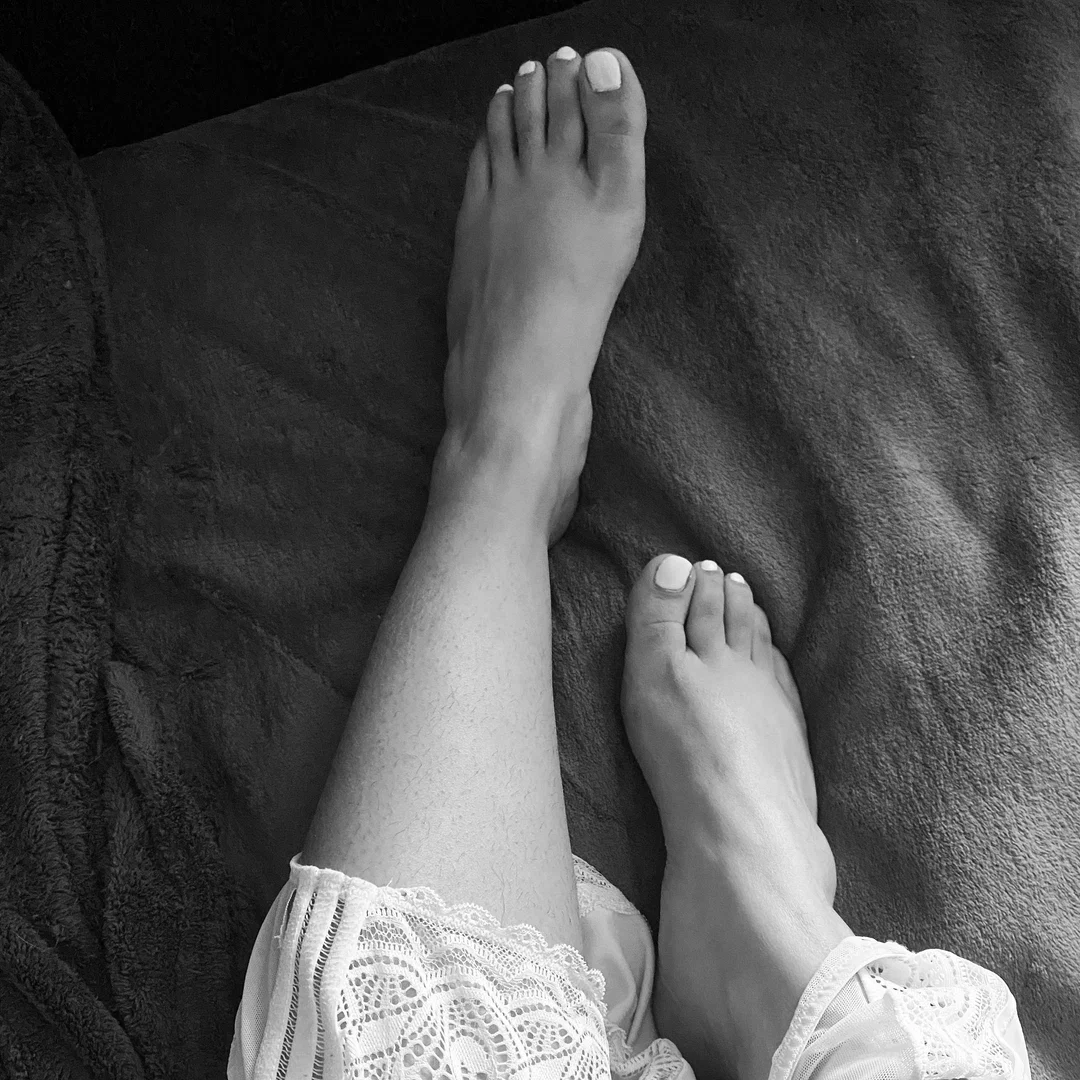 Mel Feet profile banner
