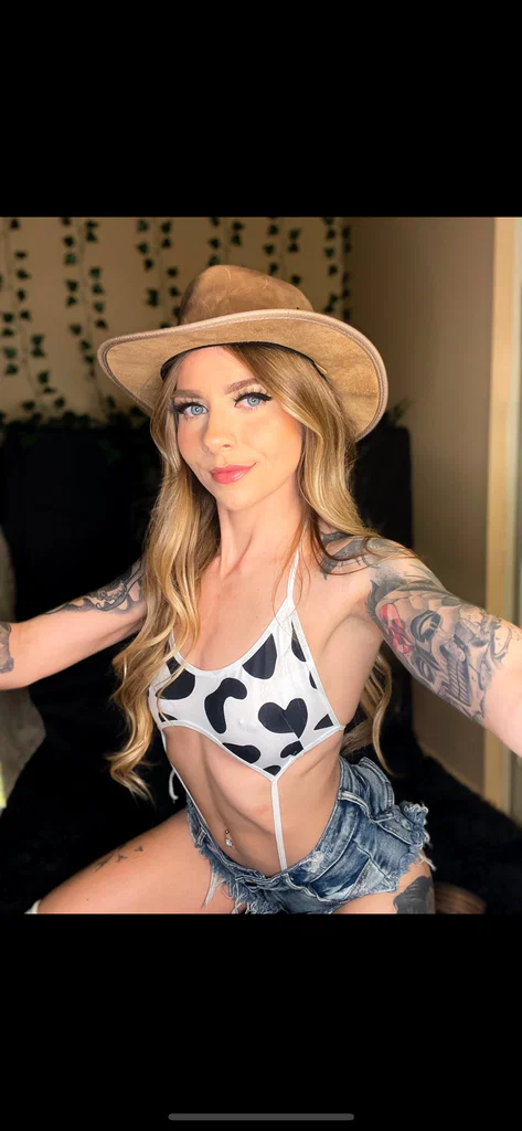 Tatted Blonde Babe🖤
