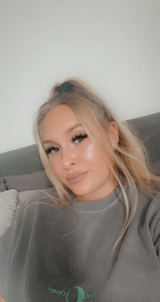 Ellie-Louise's avatar