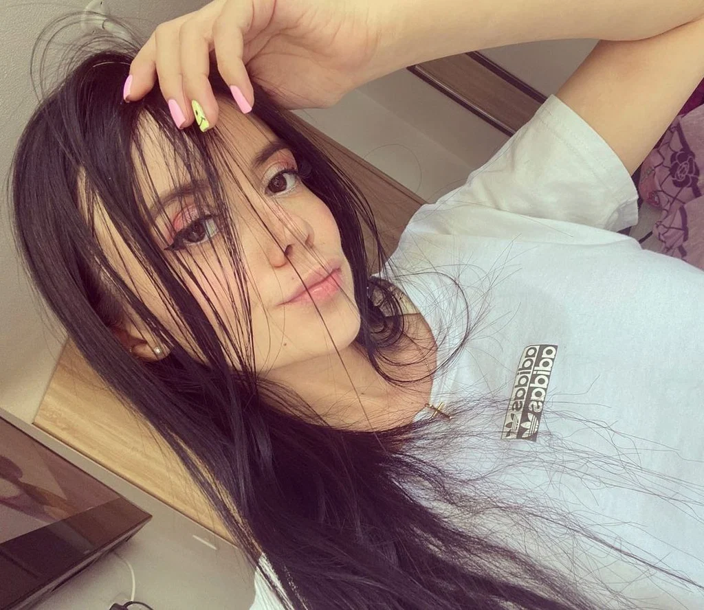 Eva Rose's avatar