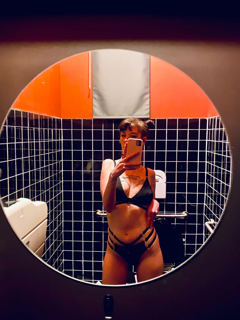 emily louise 🍑's avatar