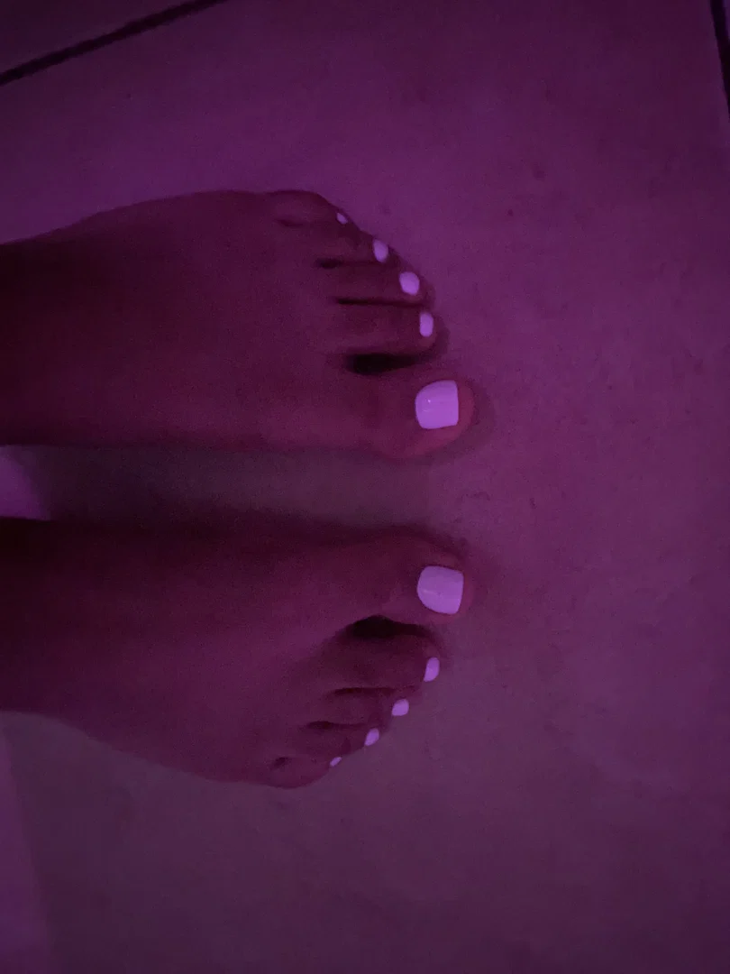Pretty toes 🥰 profile banner