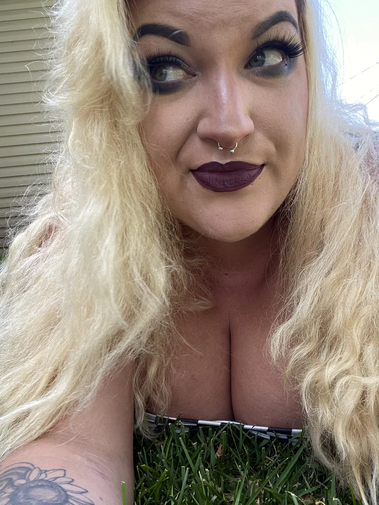 Mistress mayhem's avatar
