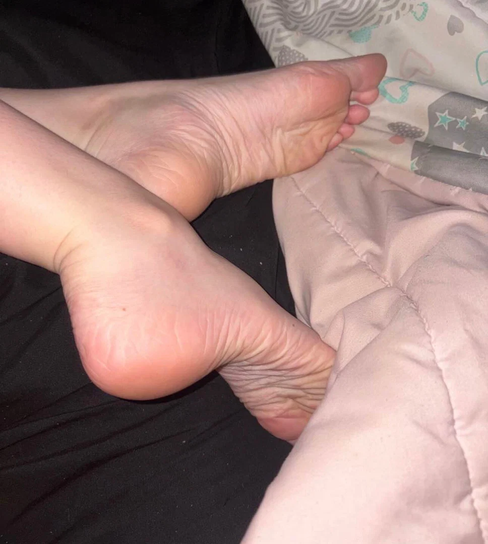 Lovebugs pretty feet profile banner