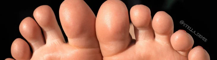 Stella Demie Feet profile banner