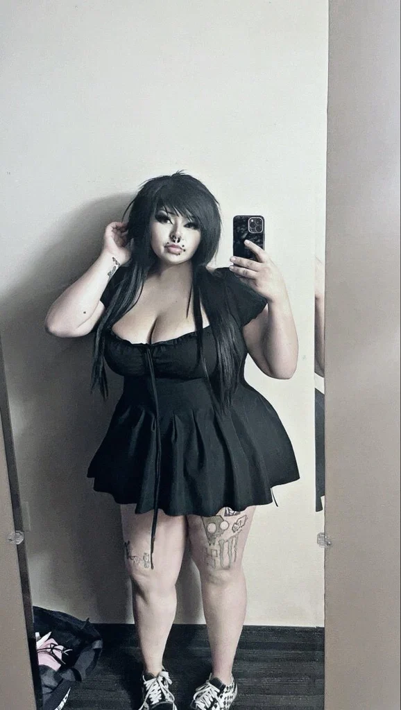 thick emo girl 🕷 izabela