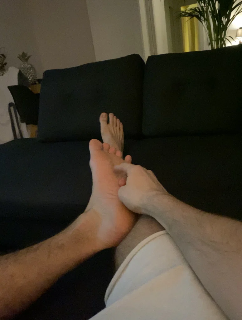 Gay-Bondage-ticklish-feet's avatar