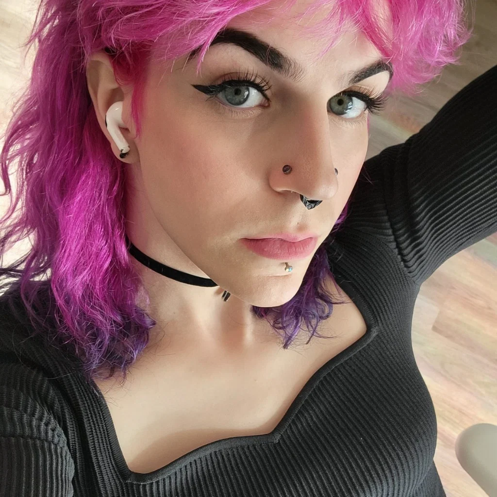 amy ivy🤍🕳🏳️‍⚧️'s avatar