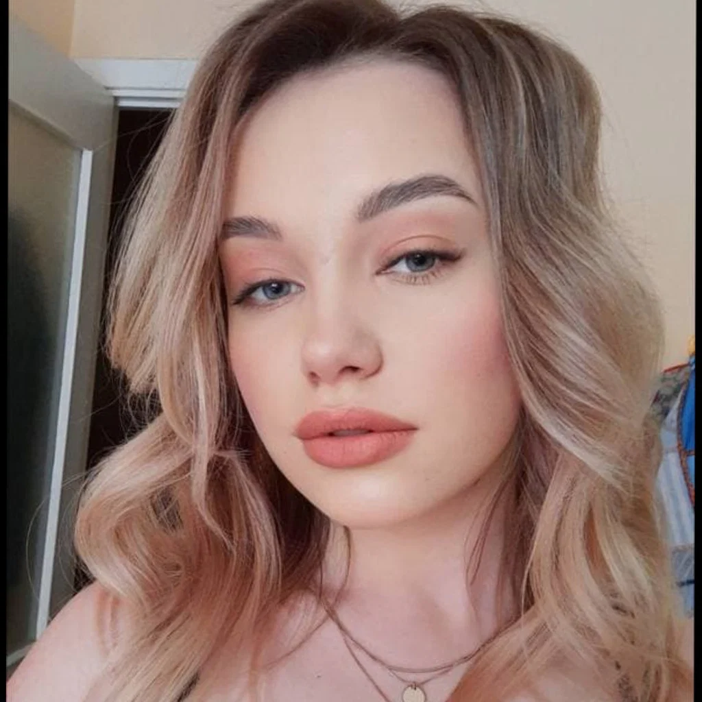 🍓 Mia Clark 🍓's avatar