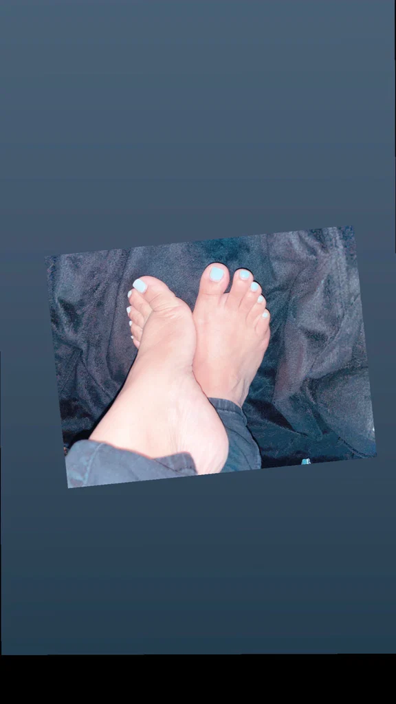 Sexy toes and more 😏