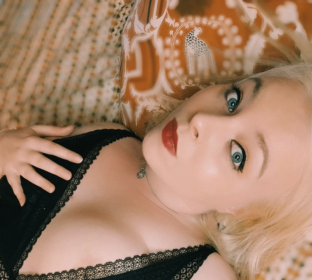 Blondiie profile banner