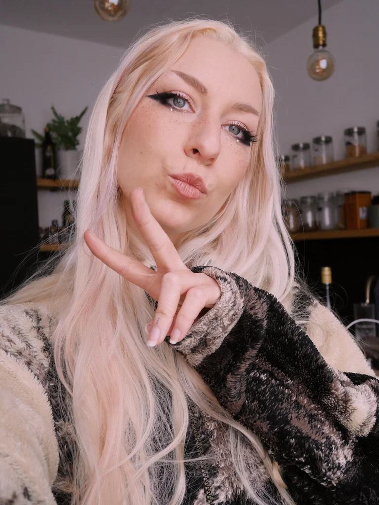 🖤 Lazy Girl's avatar