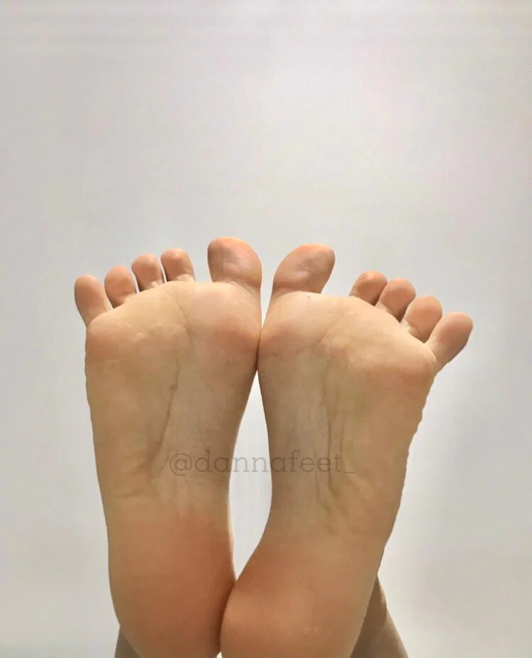 dannafeet_ profile banner