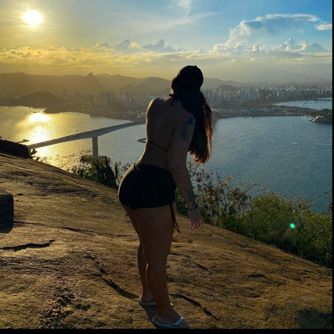Thais profile banner