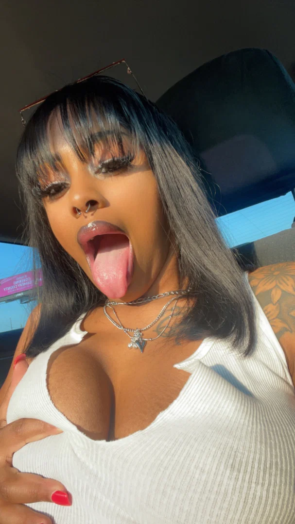 YOUR ONLINE GIRLFRIEND profile banner