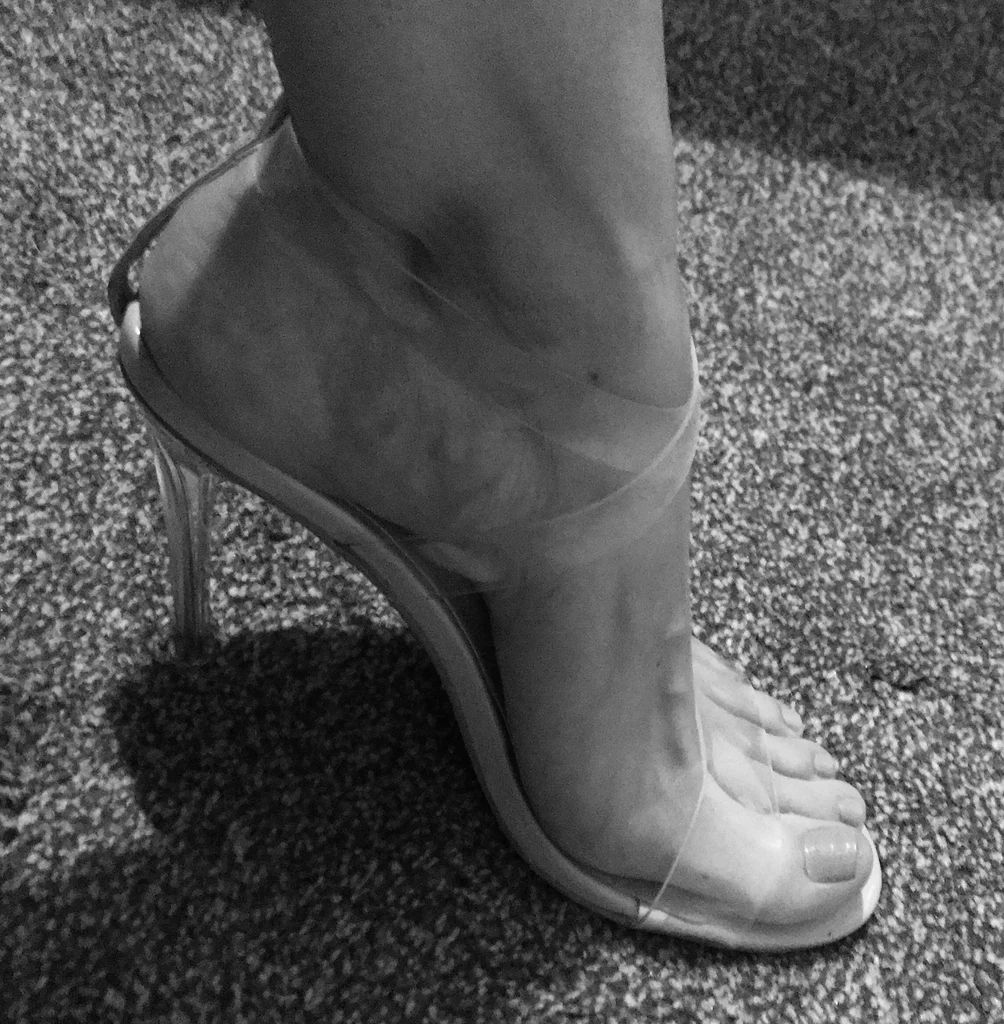 Lady Long Toes