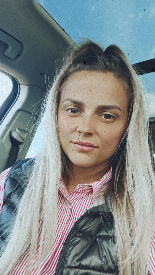 Andreea Elena profile banner