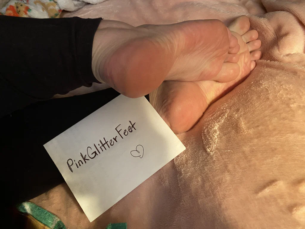 PinkGlitterFeet's avatar