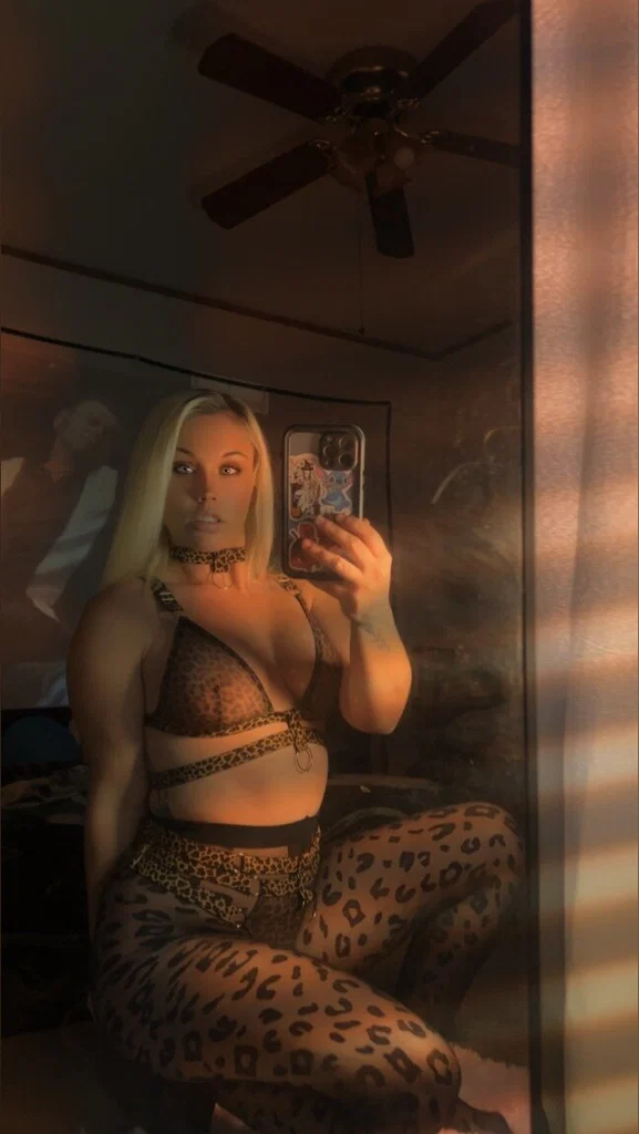 Your Cosplayer Girlfriend 👅
