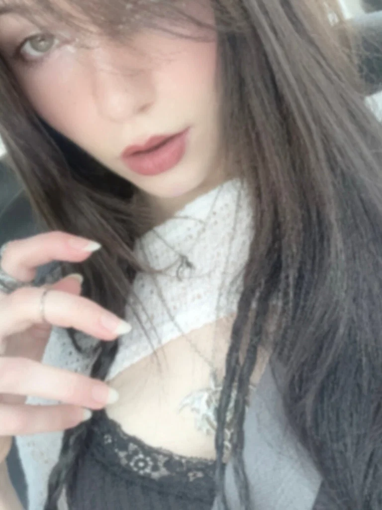 Esther Vyrélia's avatar
