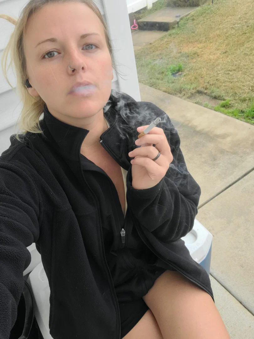 Smoking Queen profile banner