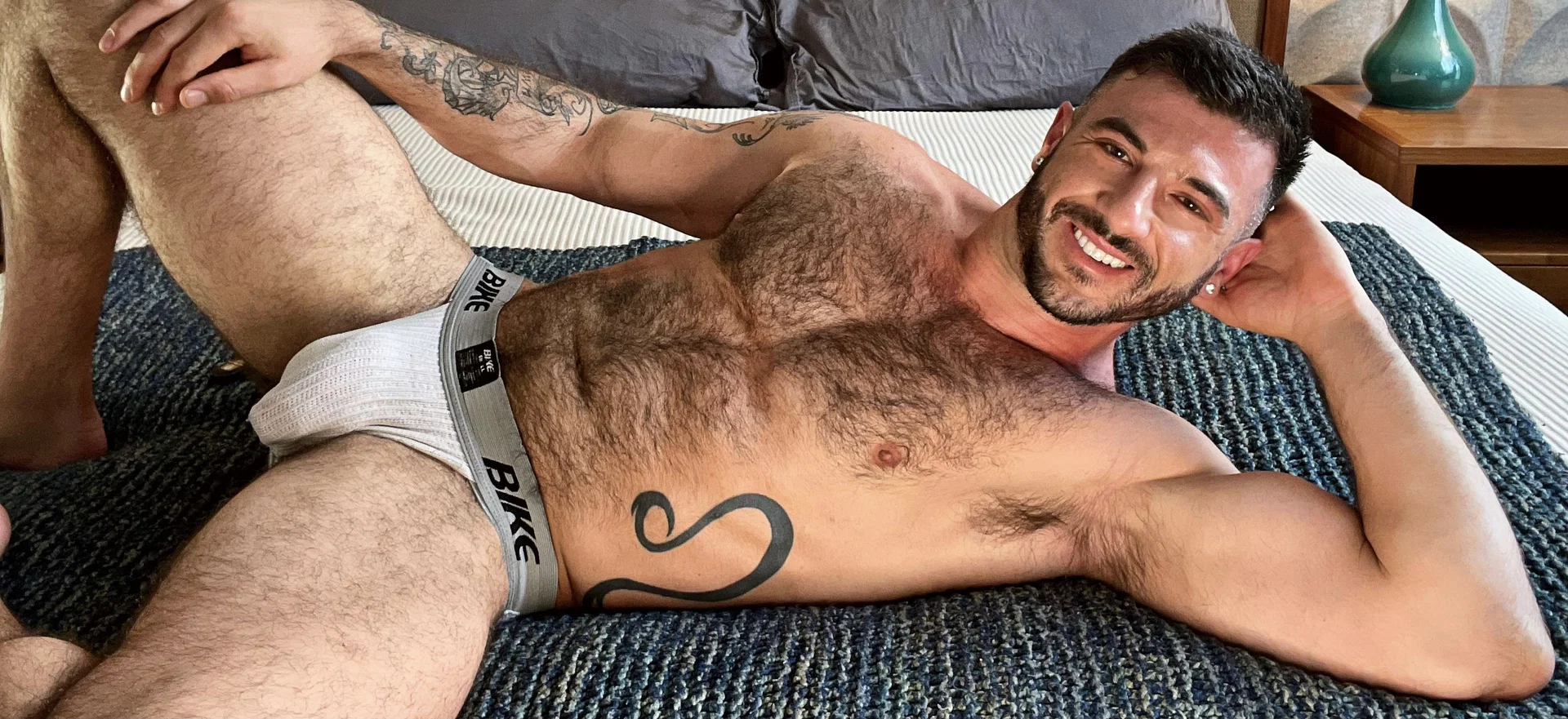 Ian Holms Free Page 🦉 profile banner
