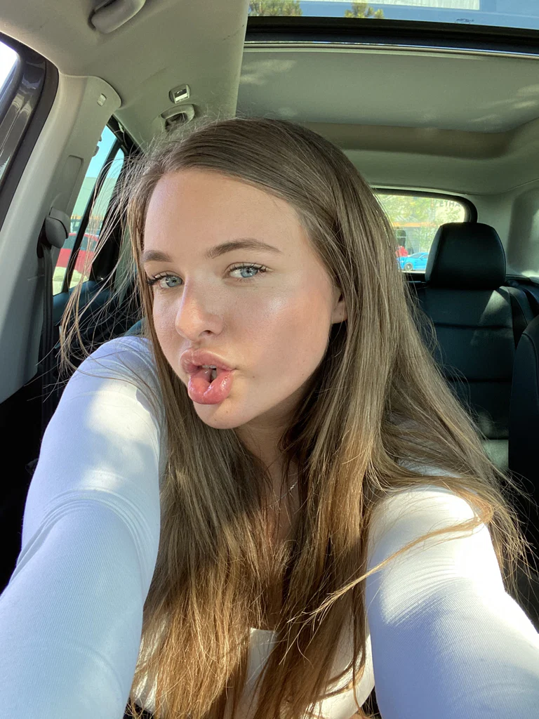 Kendra Rowe FREE's avatar