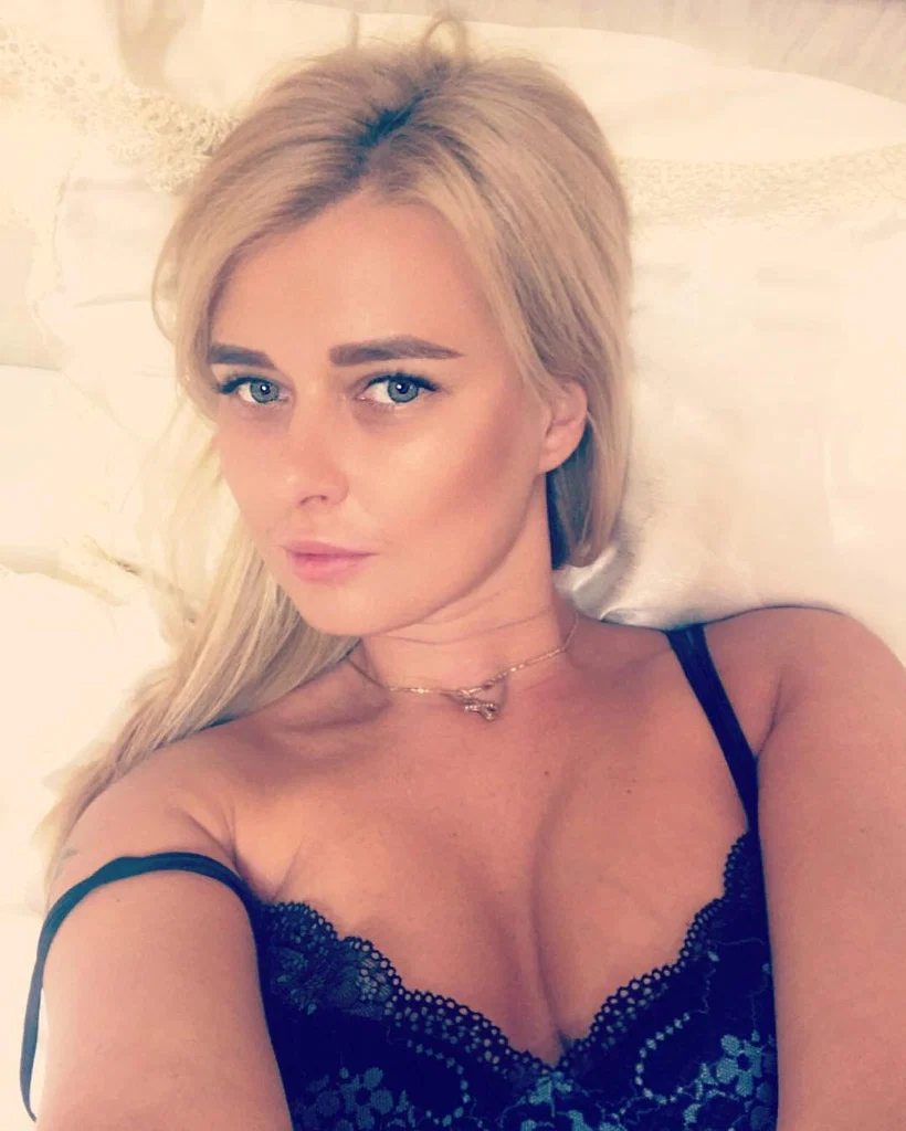 Hot real estate blonde agent 🔥's avatar