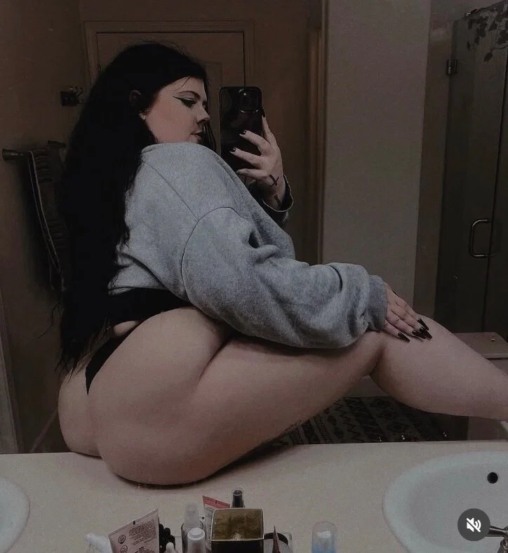 GOTH MOMMMMIII 🖤's avatar