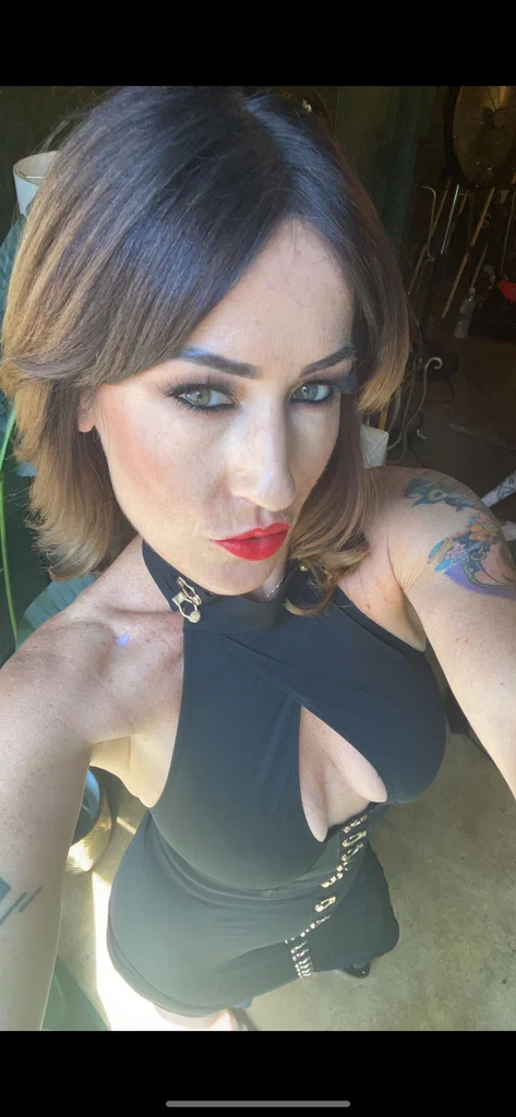 Mistress Chloe Snow creator profile