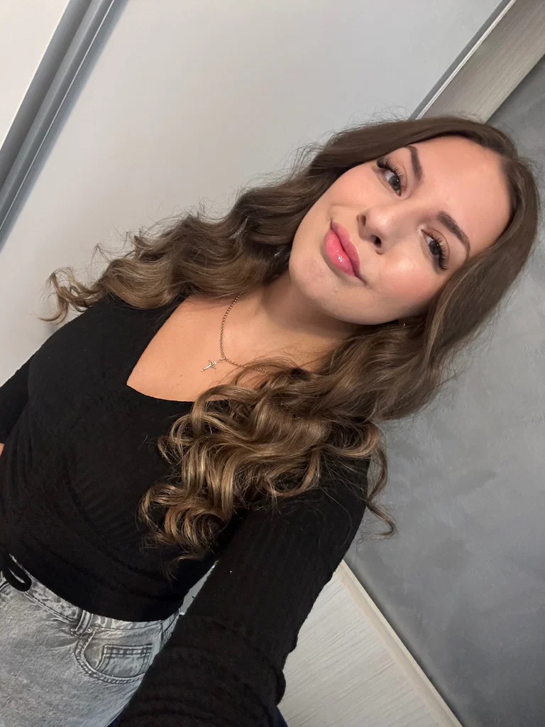 Larissa free 🌸's avatar