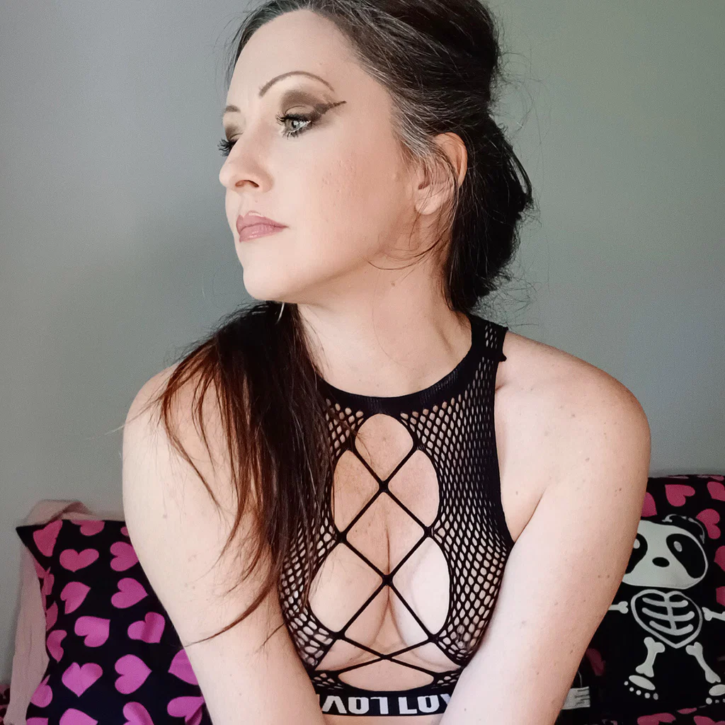 🖤 @LittleGothInHeels 🖤