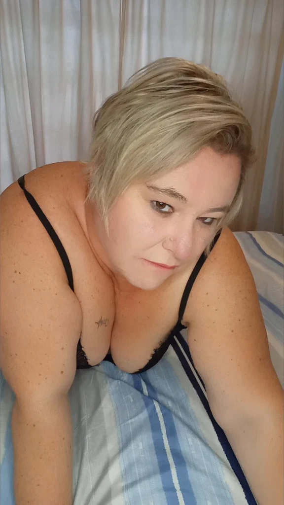 Kiwi 💕BBW HOUSEWIFE's avatar