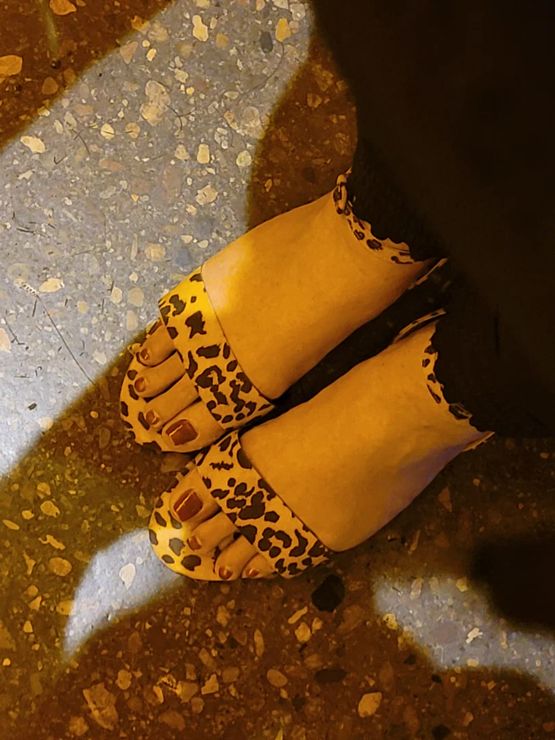 FeetinAround profile banner