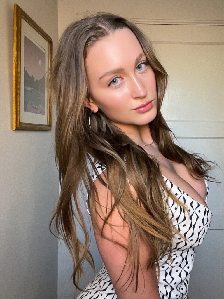 Sara Sky's avatar
