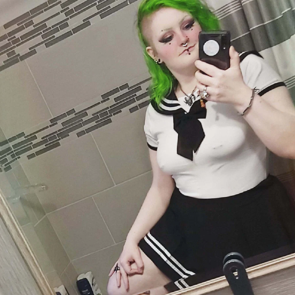 Ash; Queer alt goth waifu artist 🍒 FREE's avatar