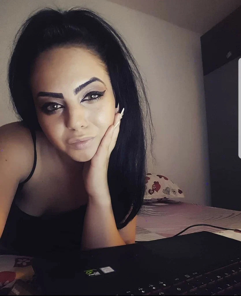 Daniela-Denisa's avatar