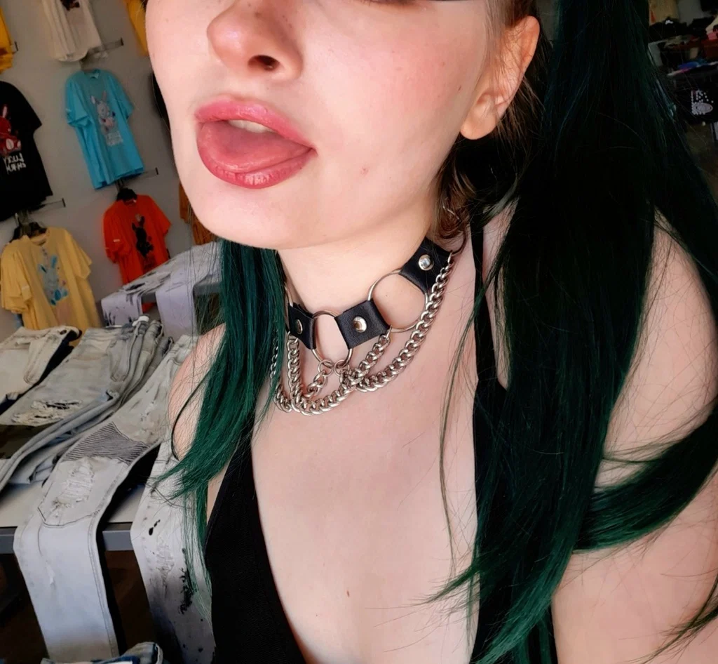 V 🖤's avatar