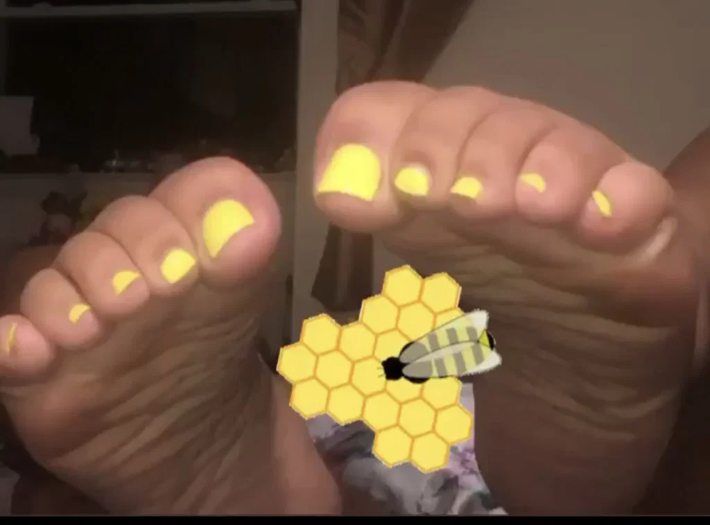 Discreet Feet 🦶🏽🤫