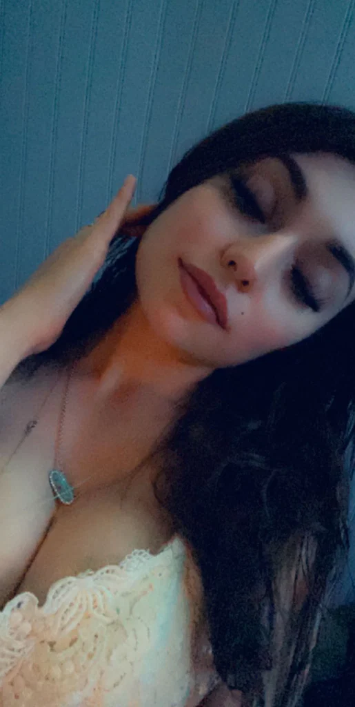 Elaina rose's avatar