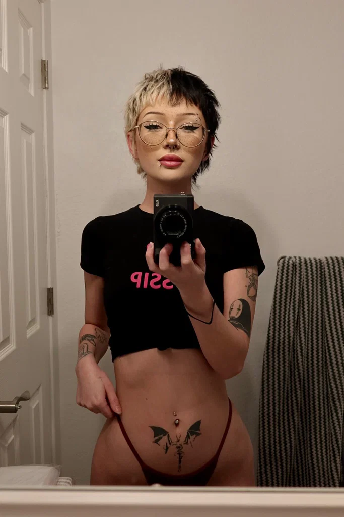 under boob goddess