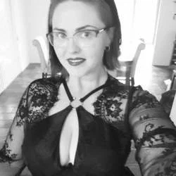 Mistress Morticia's avatar