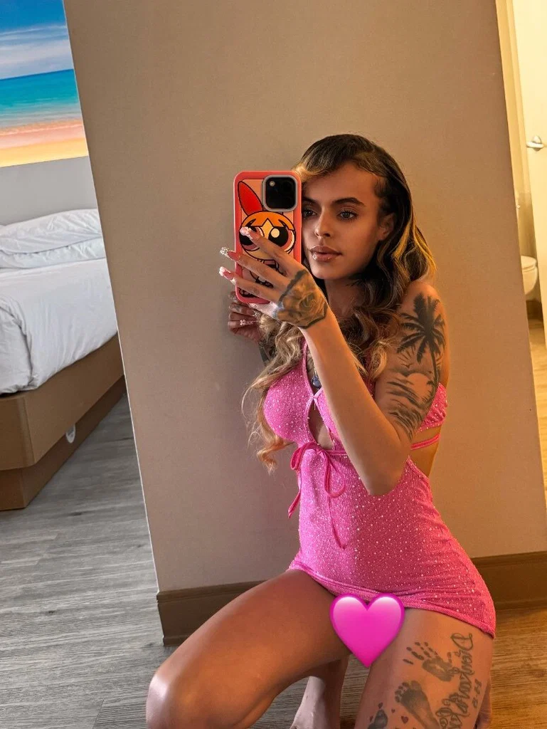 Carmella 🥂🎬's avatar