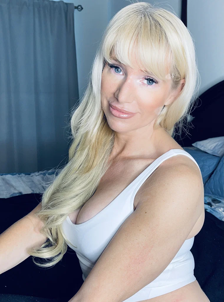 Sexy Malibu Mommy's avatar