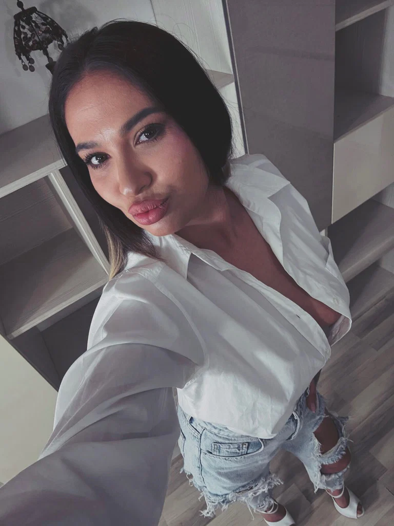 Adelina 🔥's avatar