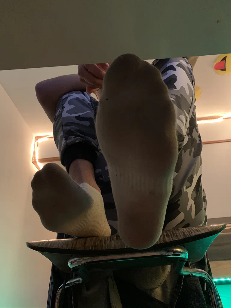 Boyfeetsoxtrample's avatar