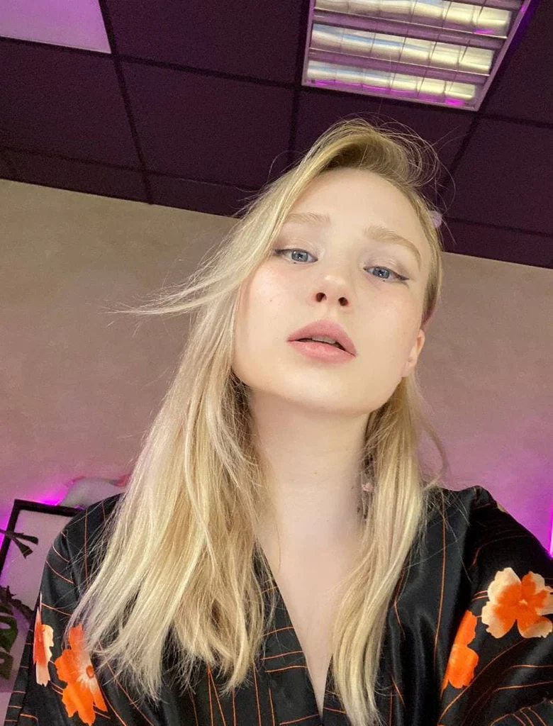 JULIA MAC 🍓🐱's avatar