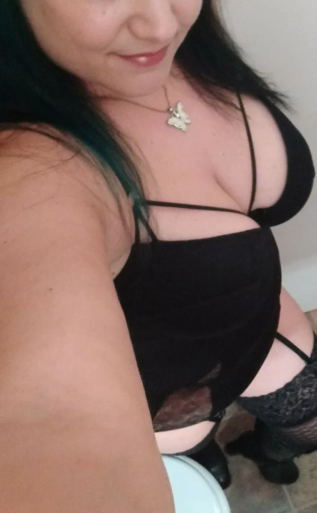 Miss Curvy's avatar