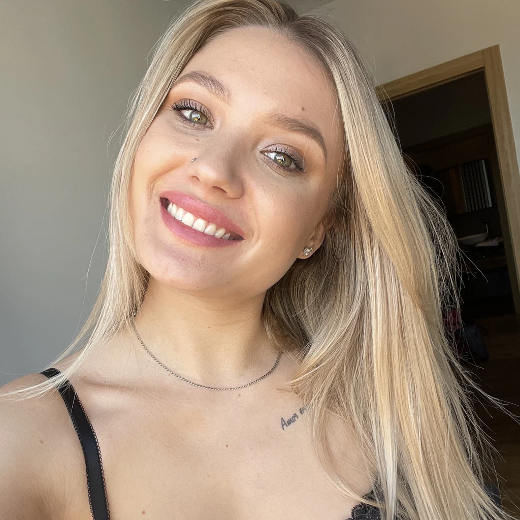 Eva✨ FREE PAGE's avatar